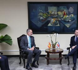Su Majestad el Rey en el transcurso de la reunión que mantuvo con el Presidente electo de la República de Costa Rica, Su Excelencia Rodrigo Chaves